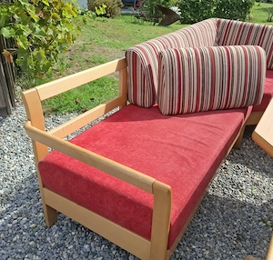 Bequeme Polstersitzbank mit Tisch und 2 Stühlen Bild 2