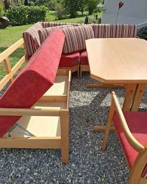Bequeme Polstersitzbank mit Tisch und 2 Stühlen Bild 3