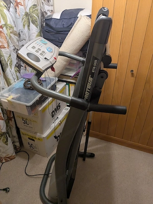 Platzsparendes Laufband mit Neigungseinstellung Proteus MTM-5600 Bild 3