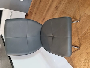 Fünf graue Essstühle  Bild 2