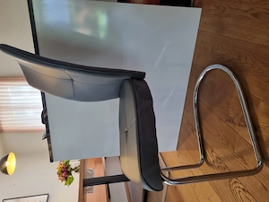 Fünf graue Essstühle 
