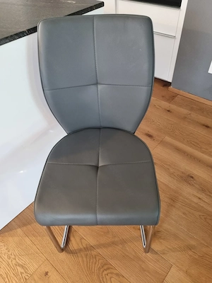 Fünf graue Essstühle  Bild 2