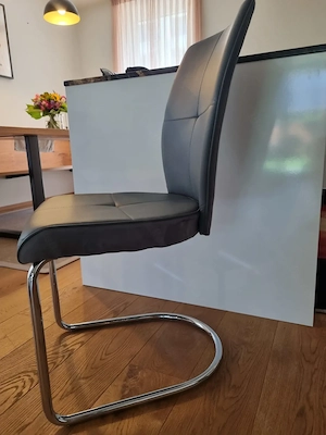 Fünf graue Essstühle 