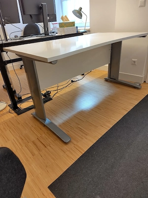 Schreibtisch zu VERSCHENKEN bis 4.9. Früh Bild 2