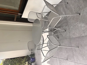 Klappbarer Metalltisch mit 4 Stühlen