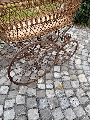 Antiker Kinderwagen tolle Deko Bild 2