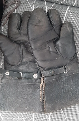 Lederhaube und Handschuhe aus den 30iger Jahren