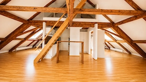 Außergewöhnliche 2,5-Zimmer-Dachgeschosswohnung mit Galerie & historischem Sichtgebälk in Bürs Bild 3