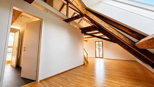 Außergewöhnliche 2,5-Zimmer-Dachgeschosswohnung mit Galerie & historischem Sichtgebälk in Bürs Bild 2
