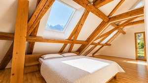 Außergewöhnliche 2,5-Zimmer-Dachgeschosswohnung mit Galerie & historischem Sichtgebälk in Bürs Bild 4
