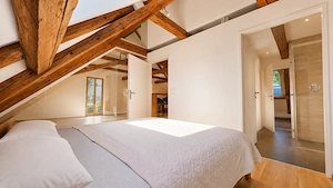 Außergewöhnliche 2,5-Zimmer-Dachgeschosswohnung mit Galerie & historischem Sichtgebälk in Bürs Bild 5