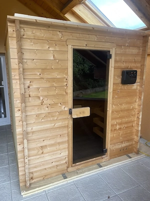 Außen Sauna - Isolierte Blockbohlen-Sauna mit neuem 9 kW Ofen