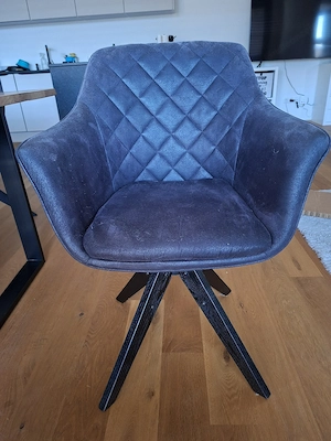 Tisch mit 6 Drehstühlen  Bild 2