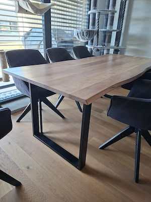 Tisch mit 6 Drehstühlen  Bild 4
