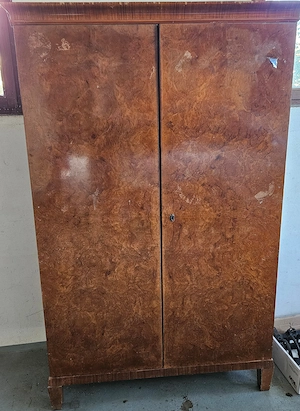 Holzschrank zu verschenken