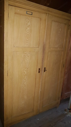 Schrank aus Holz