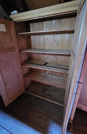 Schrank aus Holz Bild 3