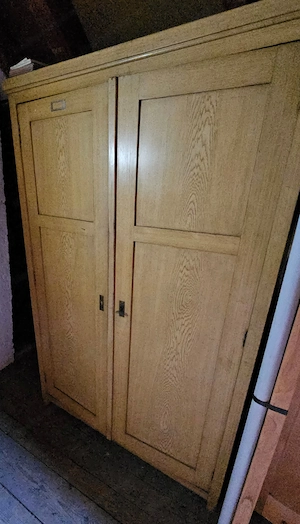 Schrank aus Holz Bild 2
