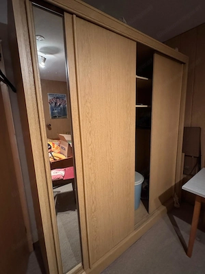 Dreitüriger Schrank Bild 2