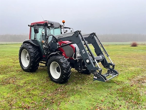 Traktor VALTRA A75-4 mit Schaufel- und Palettengabeln Bild 4