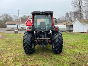 Traktor VALTRA A75-4 mit Schaufel- und Palettengabeln Bild 5