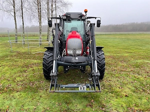 Traktor VALTRA A75-4 mit Schaufel- und Palettengabeln Bild 2