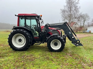 Traktor VALTRA A75-4 mit Schaufel- und Palettengabeln Bild 3