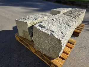 Granitblöcke 45x45x80-90cm