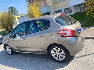 Peugeot 208 Benzin  Active 1,4 VTi 95 - km 53.300 Nur -Frau Auto Bild 2