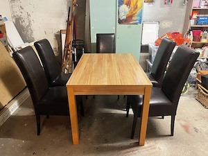 Esstisch & 5 Stühle aus Kunstleder