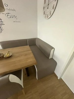 Essbank und Stühle