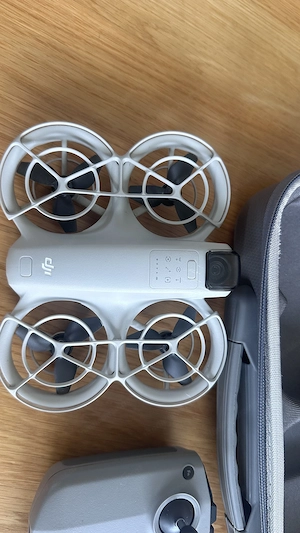 DJI Neo Fly More combo inkl. Drohne, 3 Akkus, Controller,Tasche Bild 2