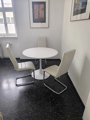 Rundtisch mit kunstleder Stühlen