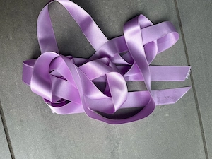 Stoffband Satinband flieder 2,5 cm breit, 2,6 m lang zum Basteln, Schenken oder DIY-Projekte