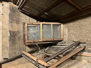 Alte Fenster und Fensterläden Holz Bild 3