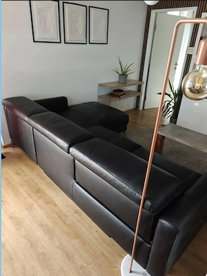 Schwarze Leder-Couch - elektrisch verstellbar