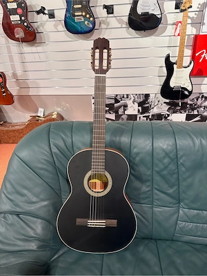 Valera Gitarre   inkl. Tasche, Stimmgerät & Gitarrenständer