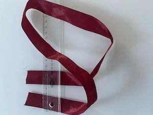 Stoffband Satinband rot 2,5 cm breit, 70 cm lang zum Basteln, Schenken oder DIY-Projekte Bild 2