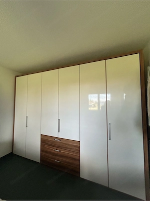 Hochwertiger Kleiderschrank in sehr gutem Zustand Bild 2