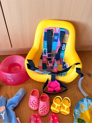 Großes Puppen-Set mit 2 Puppen und sehr viel Zubehör Bild 3