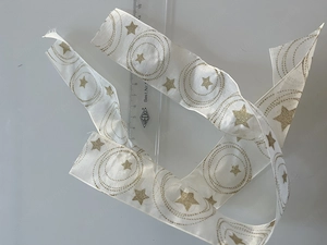 Weihnachtliches Dekoband   Geschenkband Weiß mit Goldsternen (2 Stück, je 40 cm) Bild 2