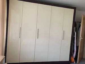 Kleiderschrank