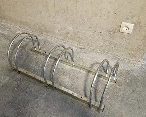 Faltrad und Fahrradständer  Bild 3