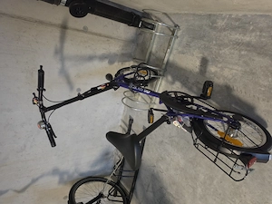 Faltrad und Fahrradständer  Bild 2
