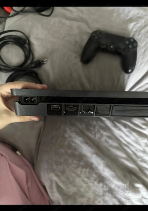 Ps4 mit Kabel und Controller Bild 2