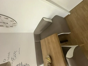 Essbank und Stühle
