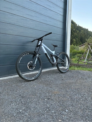 Cube Two15 Race Downhill MTB Bild 2