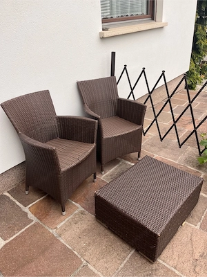 2 Stühle, 1 Tisch nieder