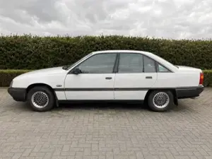Opel Omega Bild 2