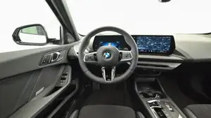 BMW 120i 5-Türer // M Sportpaket // Head Up Display // Anhängerkupplung Bild 9
